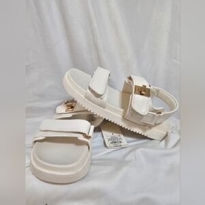 New Sandals size 6